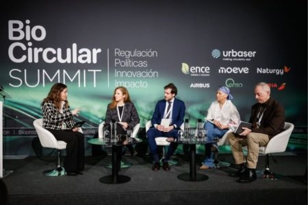 Margarita de Gregorio, CEO de BIOCIRC y secretaria general BIOPLAT, modera una de las mesas del I BioCircular Summit. BIOPLAT