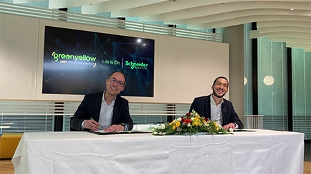 Laurent Bataille, EVP France Operations de Schneider Electric, y Otmane Hajji, CEO de GreenYellow, en la firma de la asociación