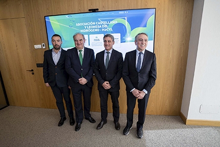 De izquierda a derecha Javier Robador, gerente de H2CYL; Andrés Hernando, CEO de Hiperbaric; Rafael Barbero, Director General de Fundación Caja Burgos y Ginés Clemente, CEO de Aciturri