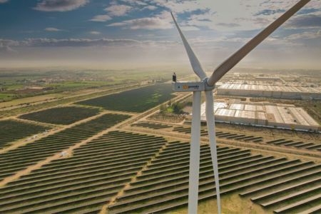  Finaliza la instalación del primer aerogenerador del parque híbrido de Stellantis Zaragoza