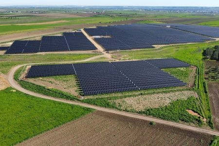 El proyecto Valacasado de 22MW en Huelva, está alimentado por la solución integrada de módulo + seguidor de Trinasolar.