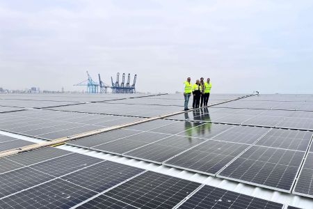 Planta solar en el Puerto de Valencia, instalada sobre el silo de vehículos de la terminal del dique del Este.