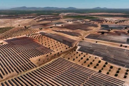  Acciona Energía instala un sistema BESS en la planta fotovoltaica Extremadura I-II-II