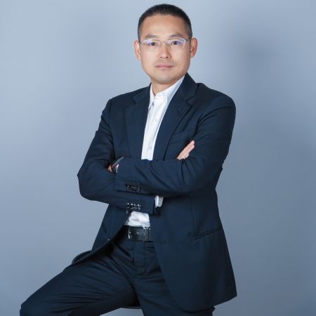 Samil Ouyang (presidente y CEO  en SAJ)
