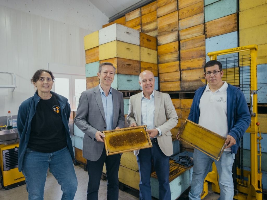 De izquierda a derecha, Paola Vecino, presidenta de la Asociación El Rincón de la Abeja, José Luis de Cabo, Director General de Banner Baterías España, Jaime de Jaraíz, CEO de LG España y Gonzalo Castro, de Ería de Valles 
