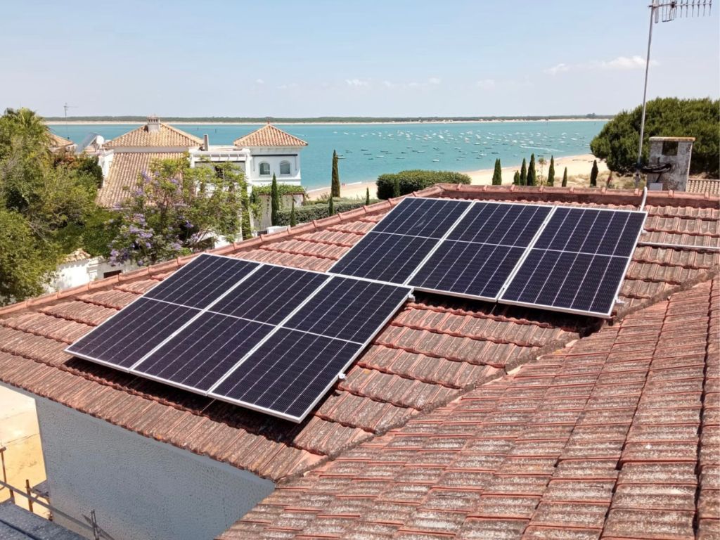 Solo un 15% del autoconsumo fotovoltaico en España cuenta con baterías solares equipadas para cortes de suministros. Quantica