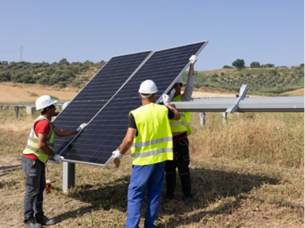 Chint Solar inicia en Salteras la instalación de los paneles solares en el primer parque fotovoltaico que construye en España.