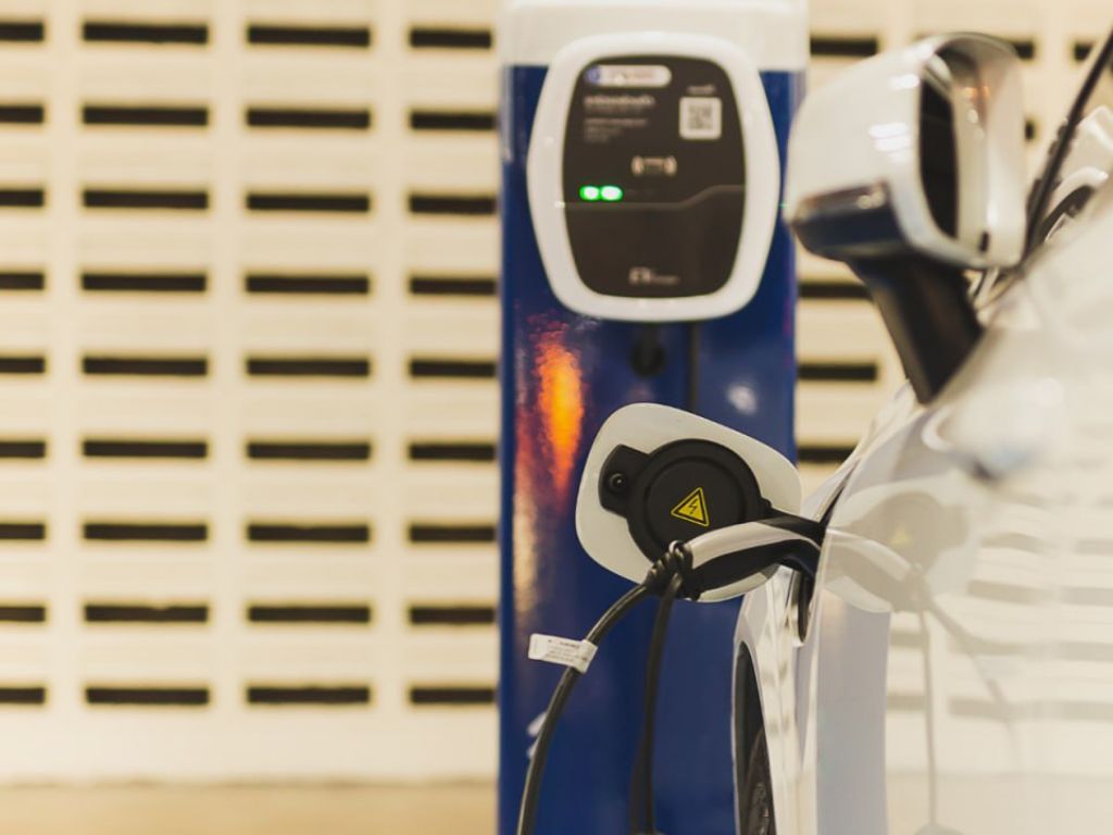 El MITECO lanza los programas MOVES Corredores y MOVES Flotas Plus, con 200 millones para la electrificación de la movilidad.