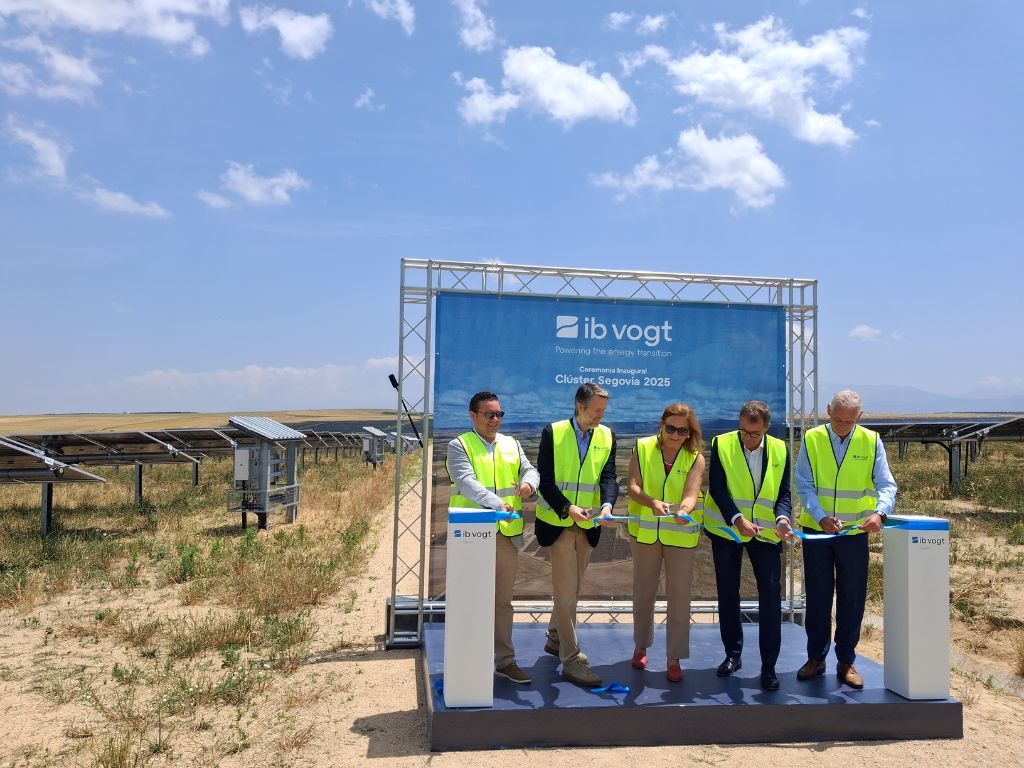Autoridades cortan la cinta como inauguración del Clúster de Segovia.