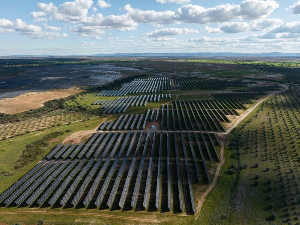 Plenitude anuncia el inicio de operación de Renopool en Extremadura, su mayor parque fotovoltaico.