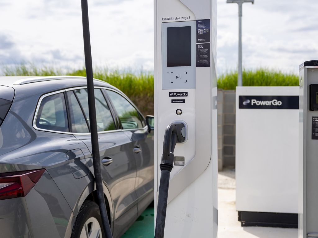 PowerGo instalará 24 cargadores ultrarrápidos en las autopistas radiales de Madrid.