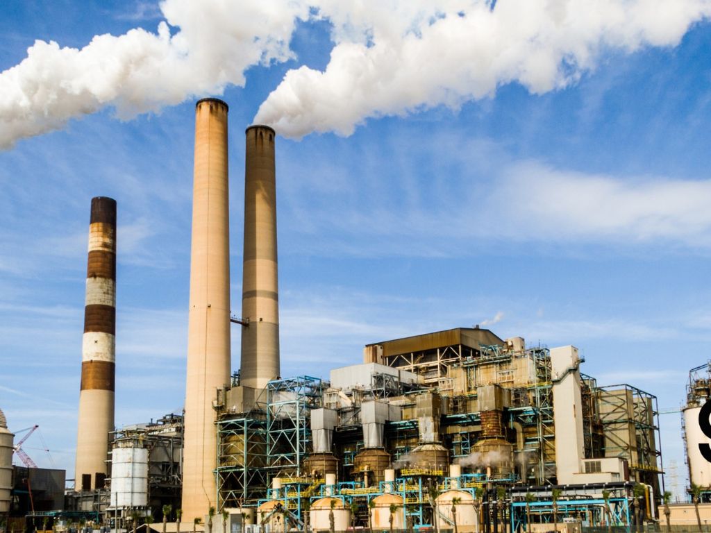 Eficiencia energética en el sector industrial: cumplimiento regulatorio y desafíos futuros.