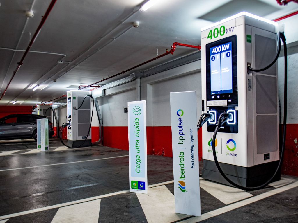 Iberdrola | bp pulse inaugura un nuevo hub de recarga ultrarrápida en el centro de Madrid.