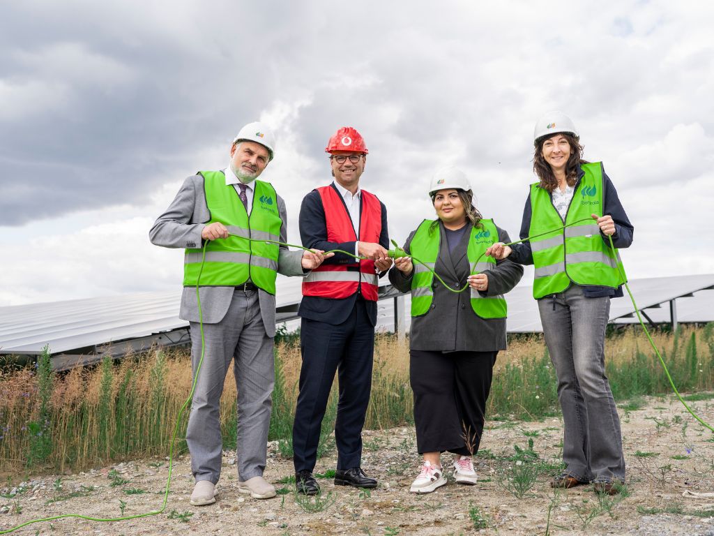 Iberdrola estrena su primer parque solar en Alemania para abastecer la red móvil de Vodafone.