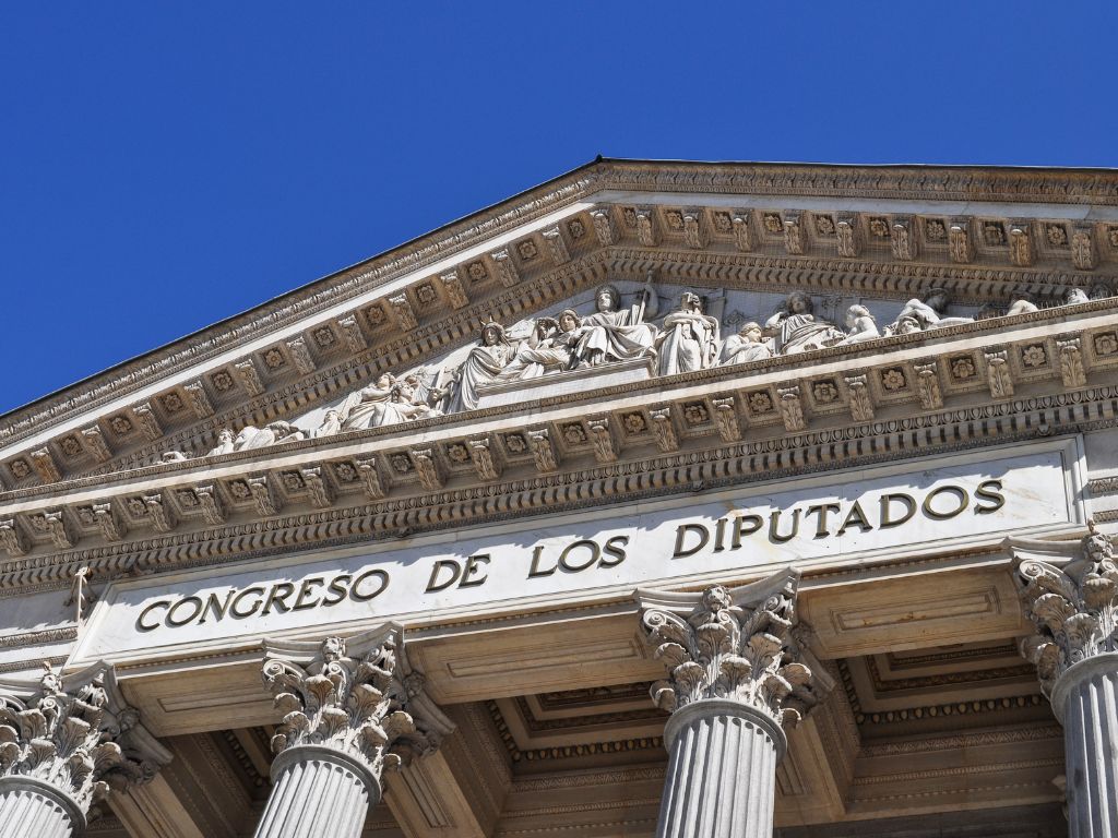 El sector eléctrico e industrial reclama apoyo parlamentario al RDL7/2025 