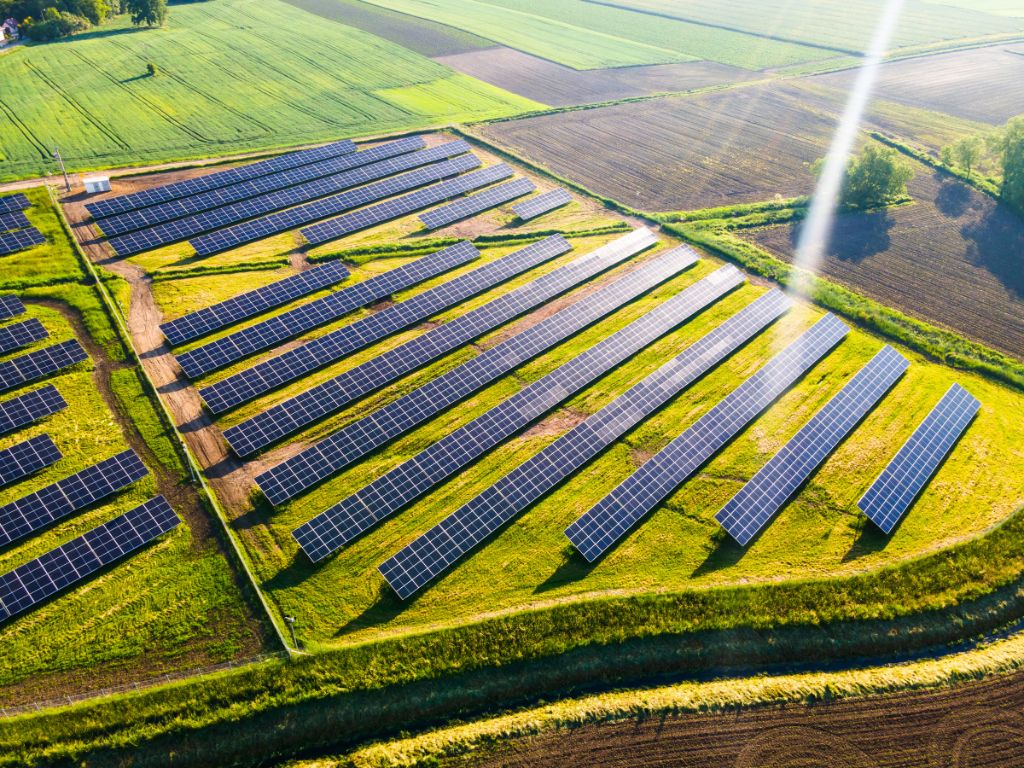 El MITECO destina 148 millones a 199 proyectos innovadores con almacenamiento, agrivoltaica y bomba de calor.