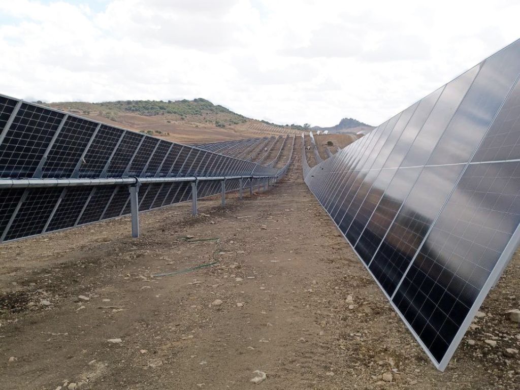 PVH marca un nuevo estándar en la industria con una tolerancia de pendiente de 2 grados entre postes en instalaciones de seguidores solares.