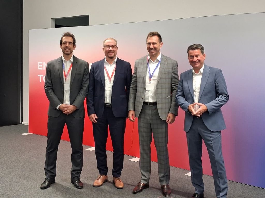 Directivos de ABB durante la visita de prensa a las instalaciones de la compañía.