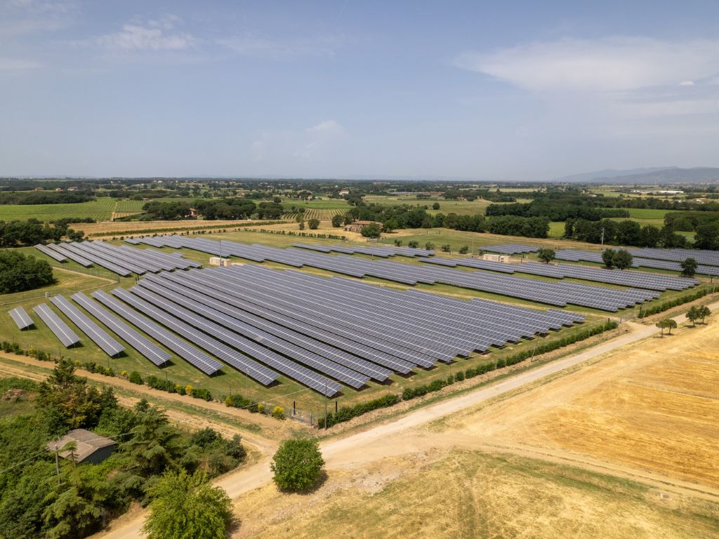 Sonnedix supera los 800 MW de capacidad en Italia y prepara su primer sistema de almacenamiento con baterías.