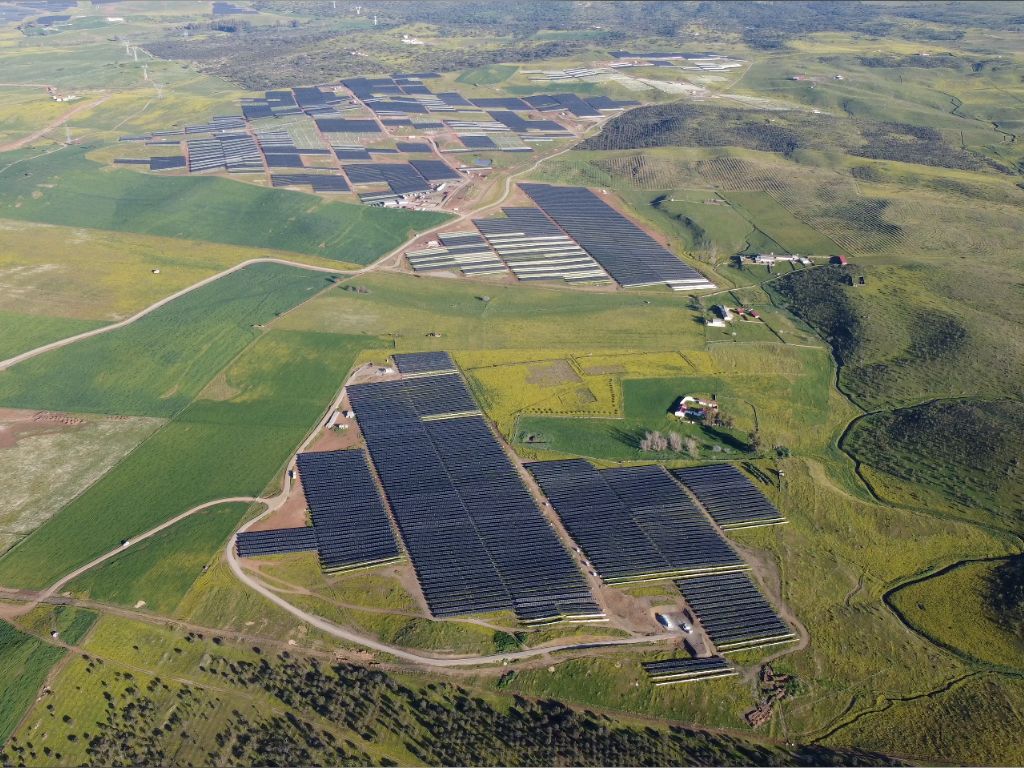 Masdar y Endesa cierran un acuerdo de 368 millones para ampliar la capacidad solar en España.