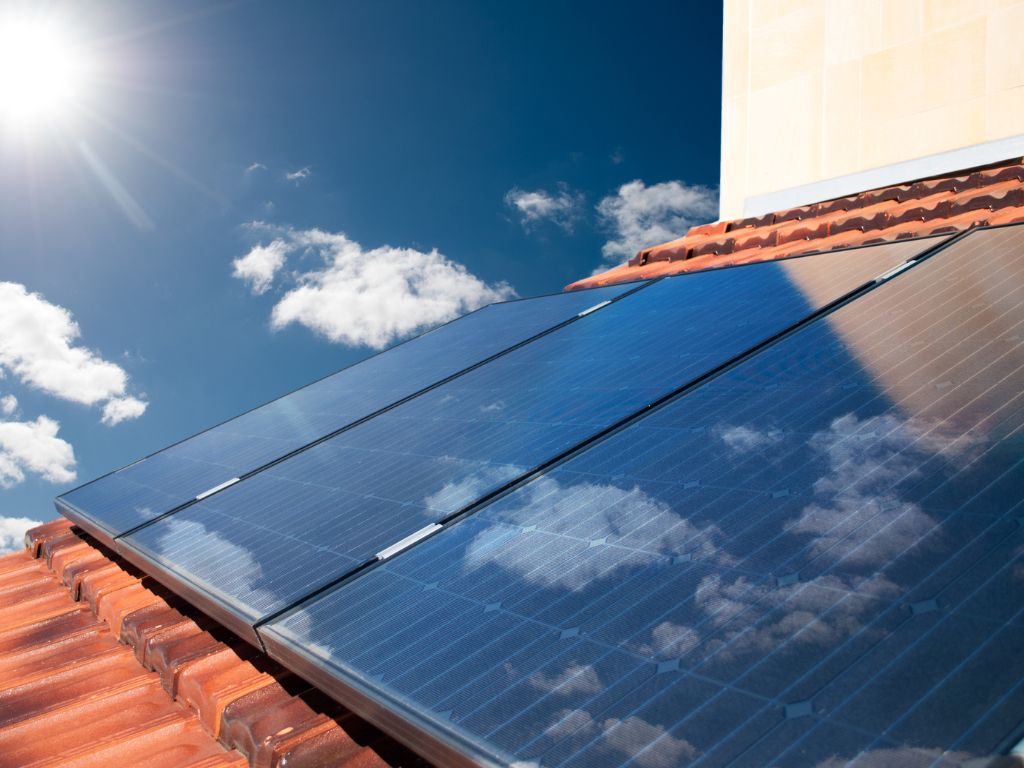 Retos regulatorios en el ámbito fotovoltaico: un enfoque multiactor para la transición energética en España.