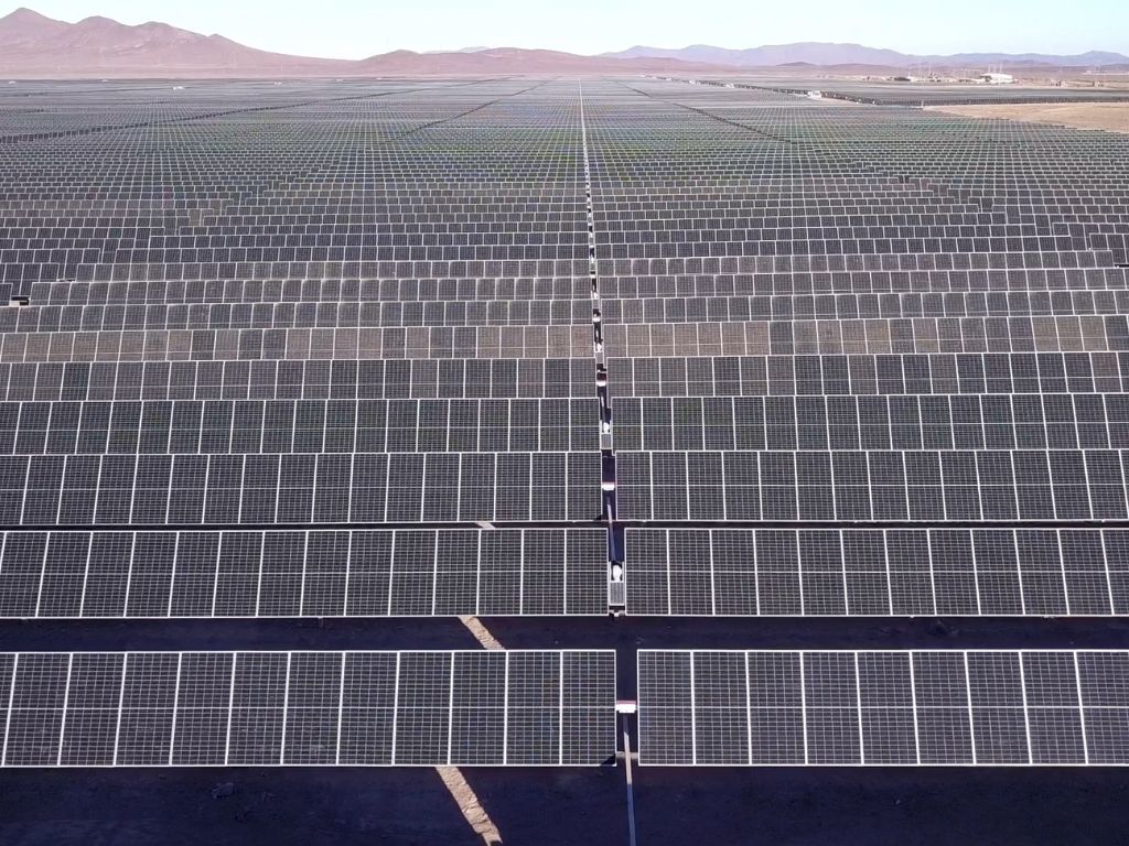 Acciona Energía instalará una batería de 1 GWh en el desierto de Atacama para reforzar la gestión de la energía solar en Chile.