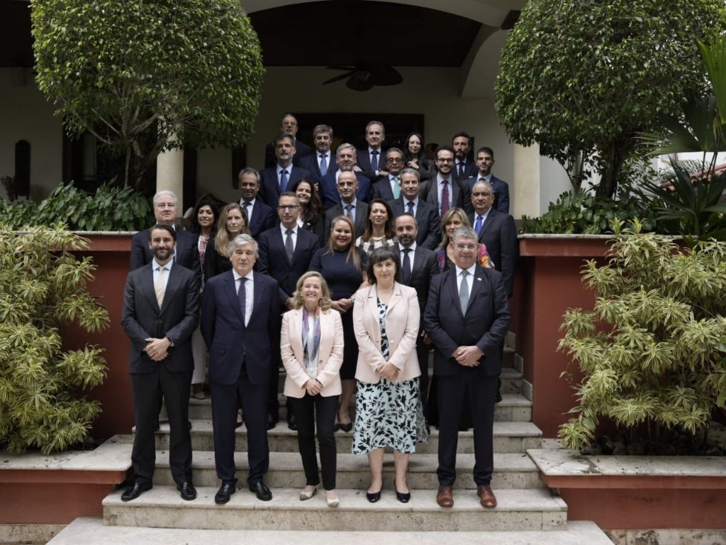 El BEI y Naturgy firman un préstamo de 300 millones de dólares para modernizar las redes eléctricas de Panamá.