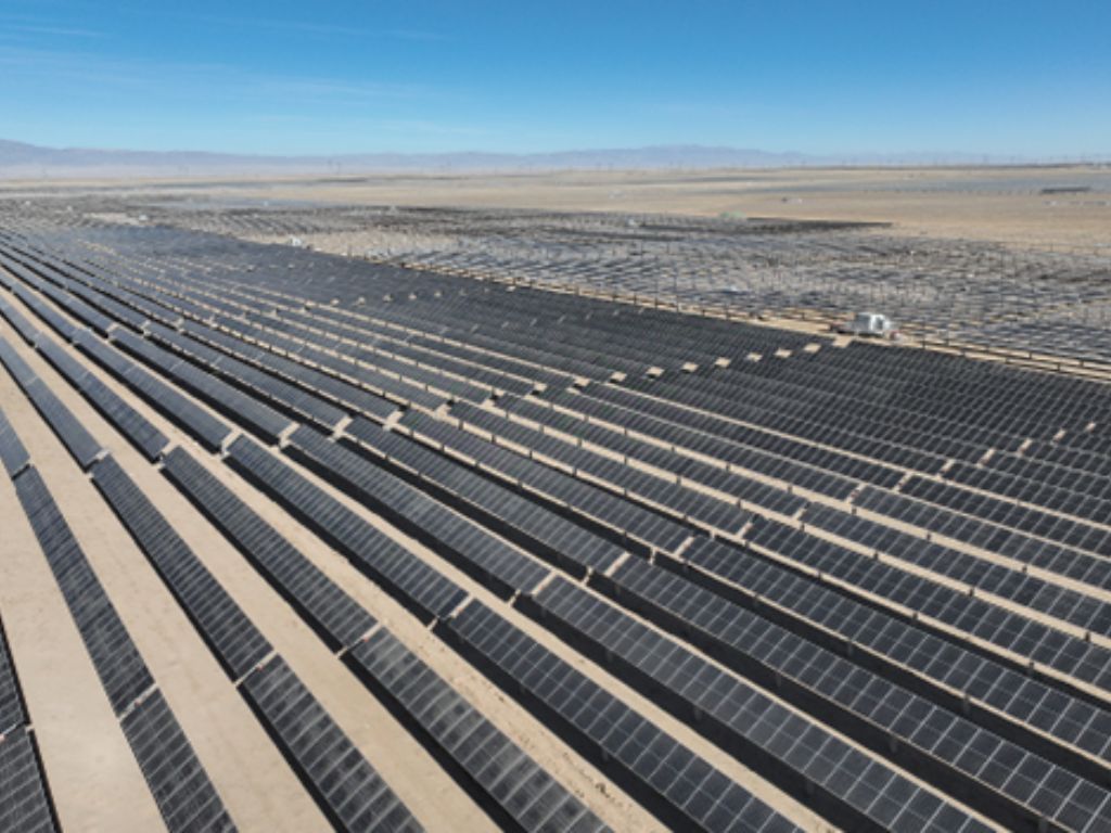 Estabilidad frente al viento en seguidores solares: ingeniería de la resiliencia ante condiciones extremas.