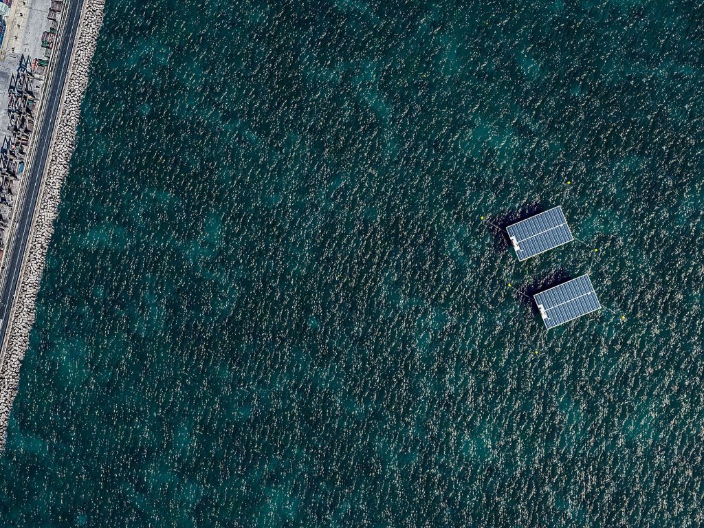 Naturgy e Innovahub impulsan un proyecto pionero de fotovoltaica flotante en mar abierto junto a BlueNewables.
