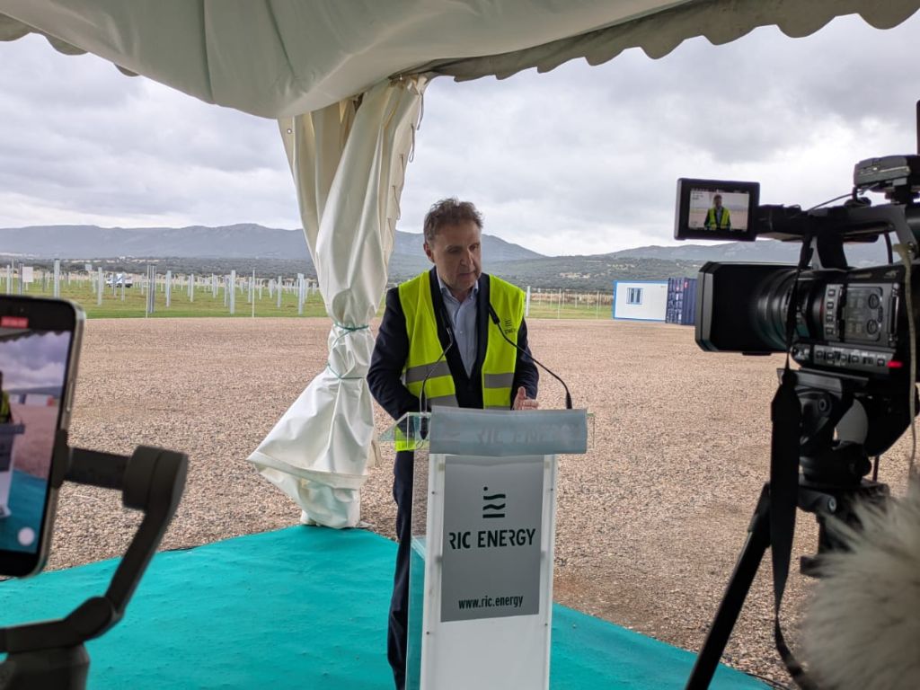 RIC Energy inicia la construcción de sus primeras plantas solares en España con el proyecto Bluesol en Ciudad Real.