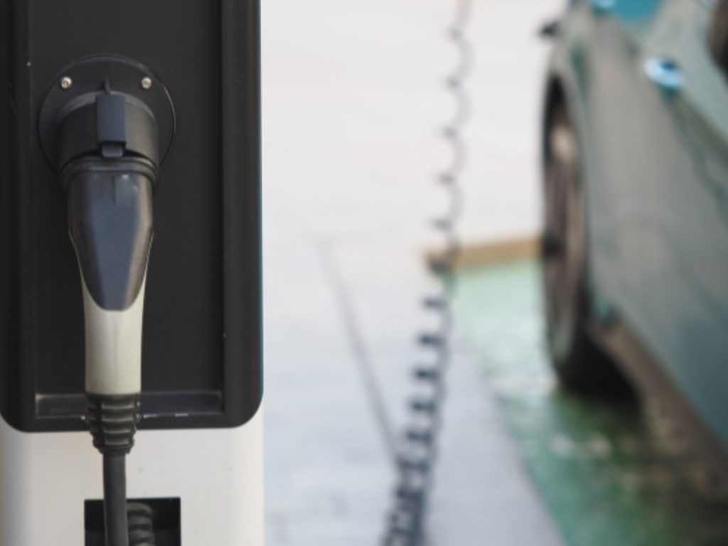 Sólo el 18% de los ayuntamientos españoles ofrece bonificaciones fiscales para instalar puntos de recarga de vehículos eléctricos.