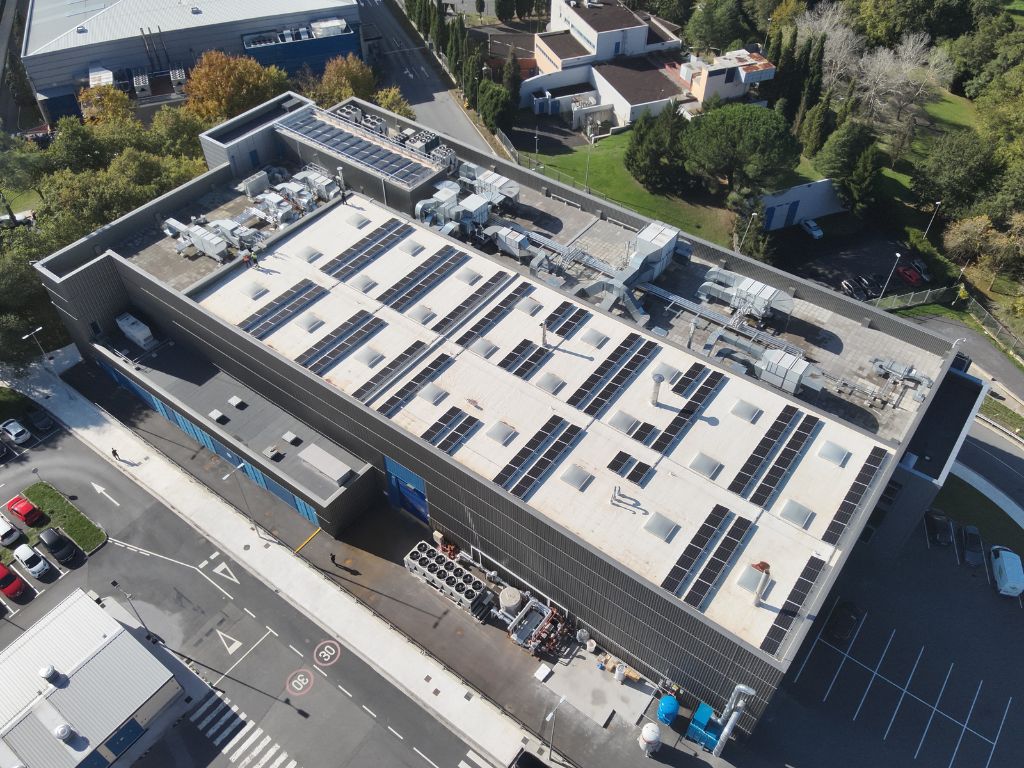 Edison Next instala 2 MW de autoconsumo para ITP Aero y construye la mayor marquesina solar del País Vasco.