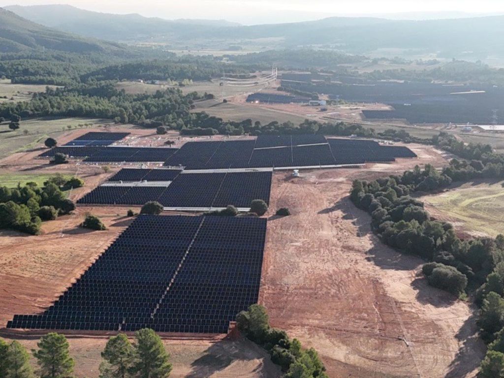 Grenergy cierra la financiación de la planta fotovoltaica Ayora en Valencia por 99 millones de euros.