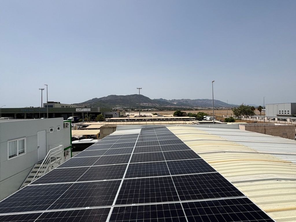 Málaga estrena el primer proyecto fotovoltaico privado en un aeropuerto español diseñado para evitar el deslumbramiento aéreo.
