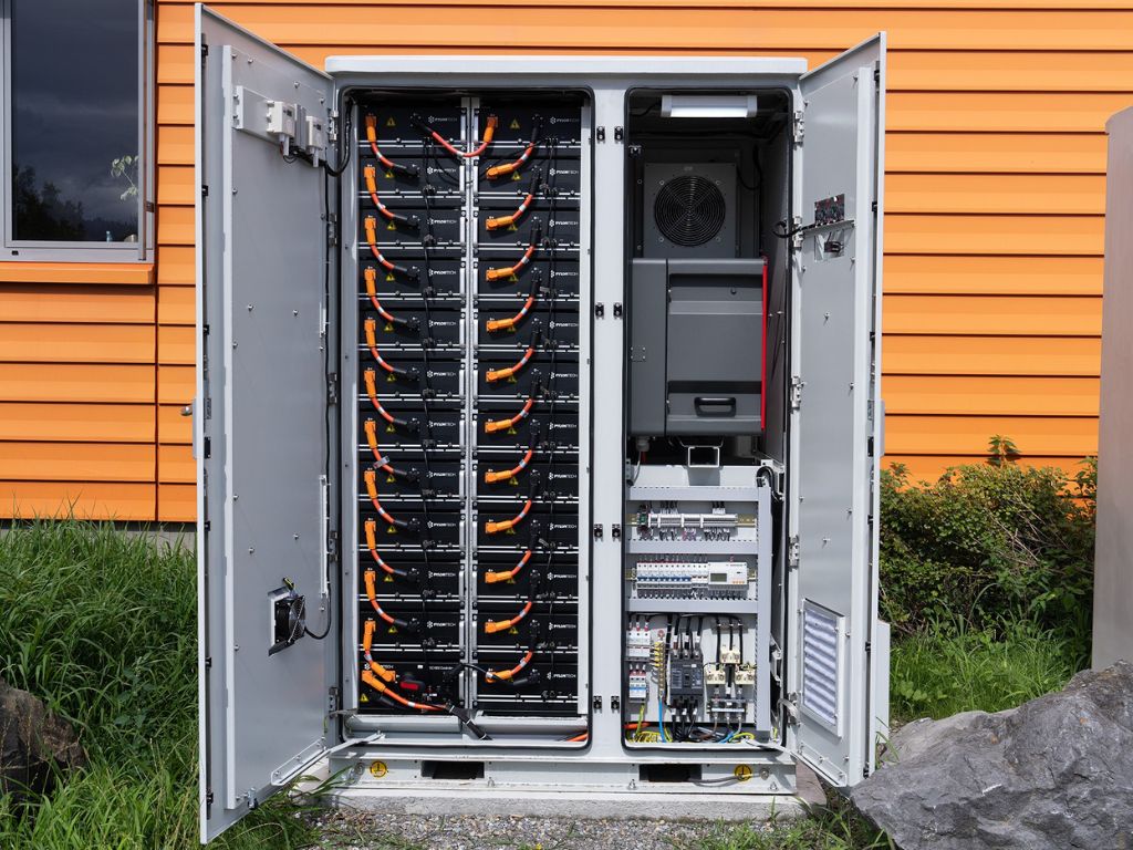 Sistemas de refrigeración en sistemas de almacenamiento de energía en baterías (BESS): aire vs líquido.