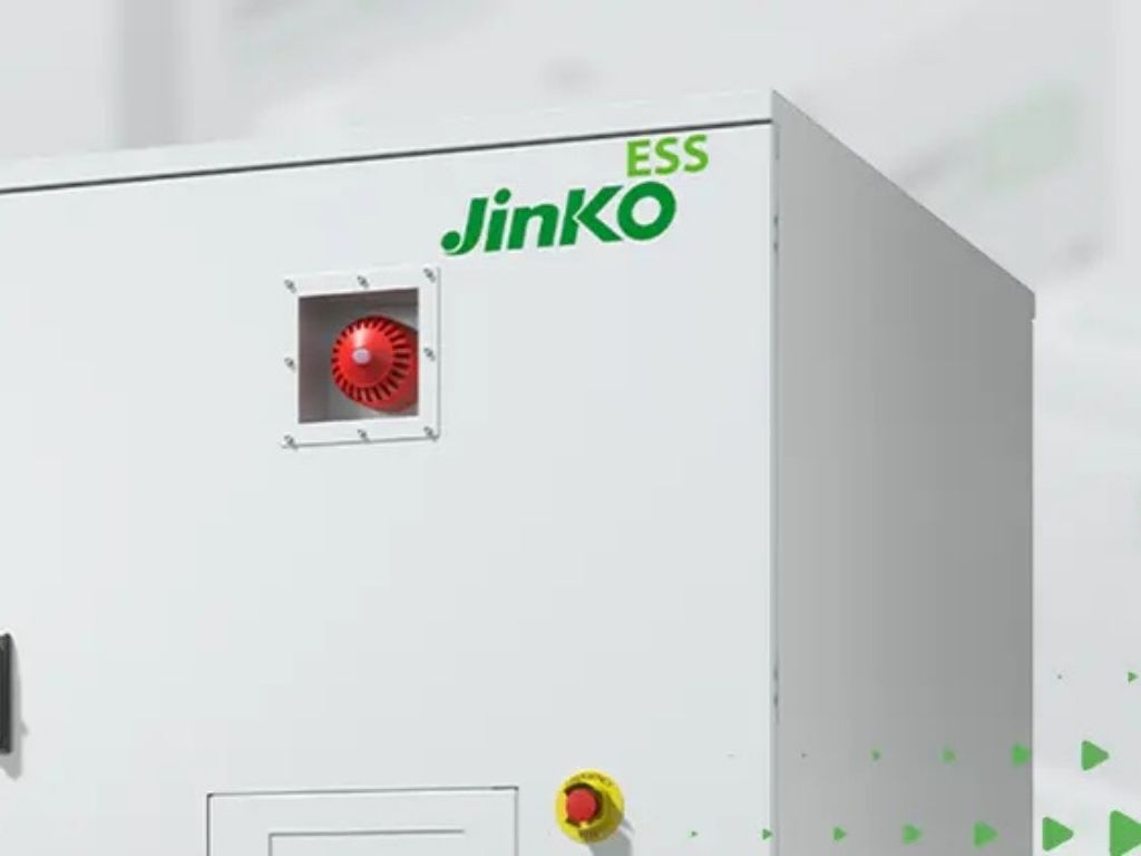 ComAp y Jinko ESS validan una solución BESS con función grid-forming para aplicaciones C&I y microredes.