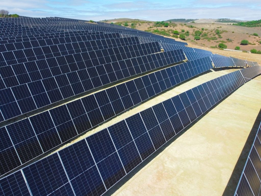 Un estudio de PVH concluye que el acero de bajas emisiones puede reducir hasta un 65% la huella de carbono de los seguidores solares.