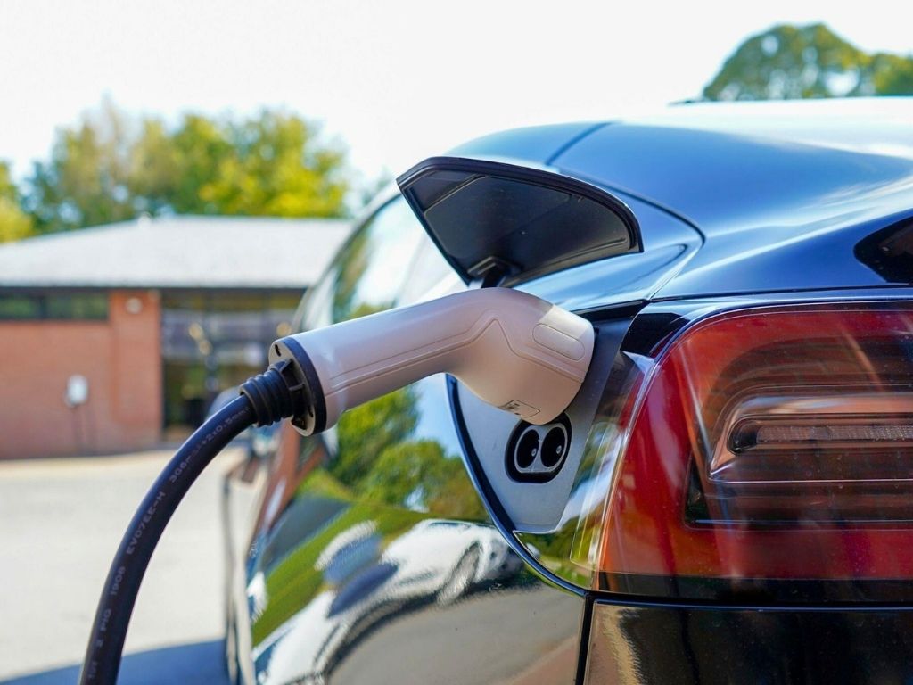Las matriculaciones de vehículos electrificados suben un 41% en enero y alcanzan 17.000 unidades, según AEDIVE y GANVAM.