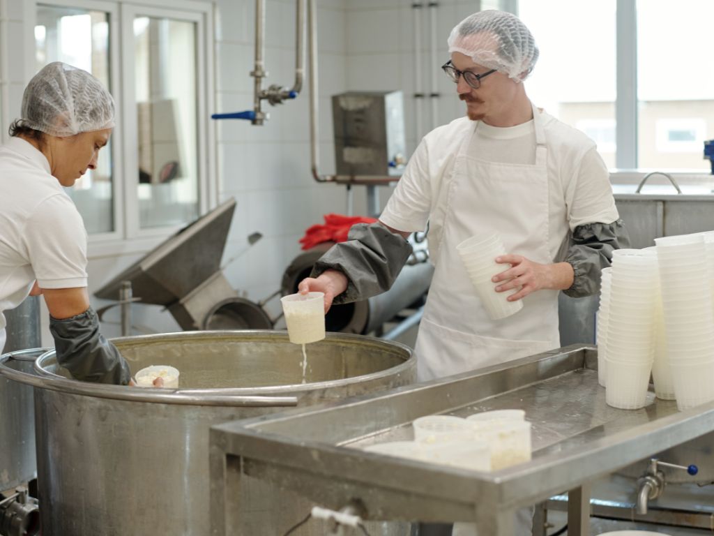 La modernización de líneas de procesado lácteo permite reducir hasta un 49% las emisiones y mejorar la eficiencia operativa.