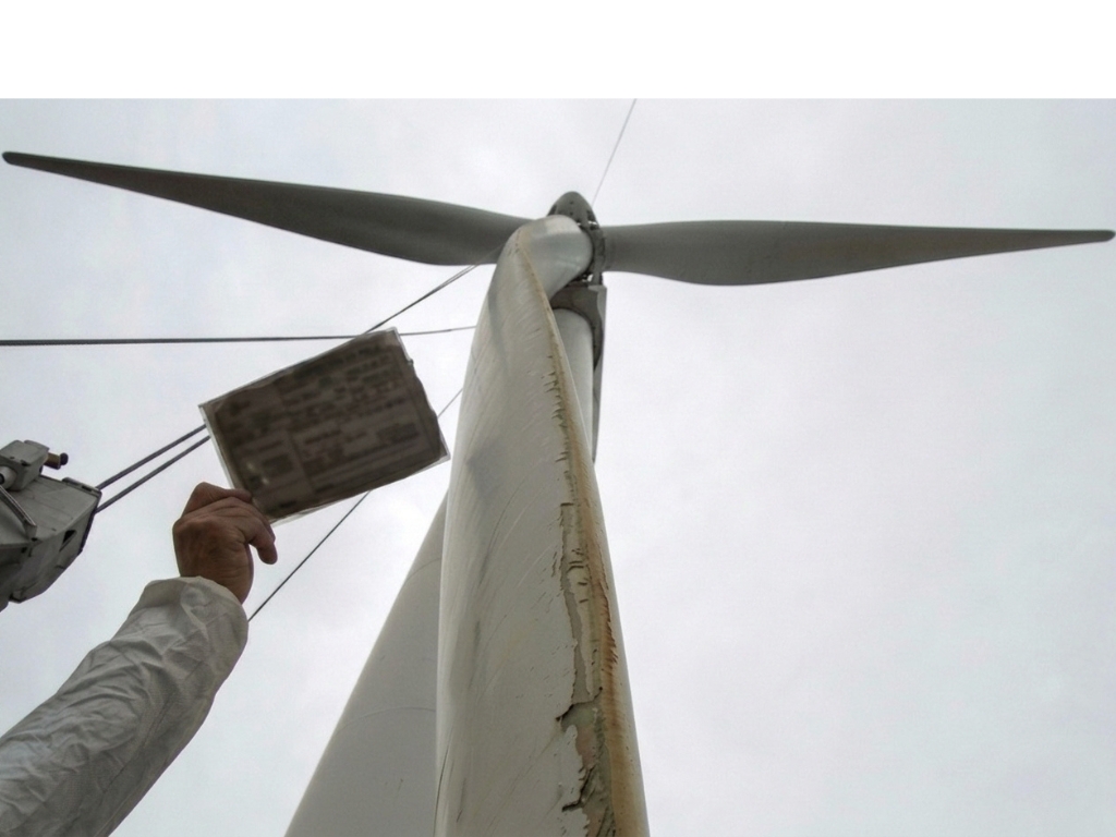 Pala eólica con erosión en el borde de ataque.