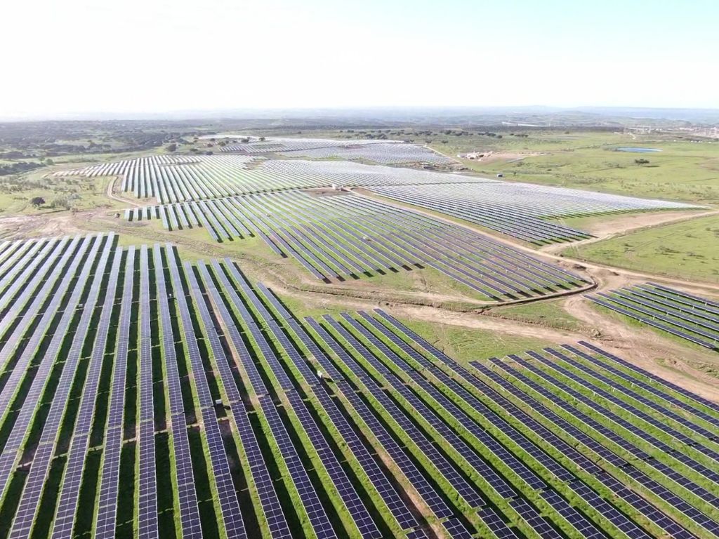 Zelestra y EDP firman el primer PPA en España para hibridar una planta fotovoltaica en operación con almacenamiento.
