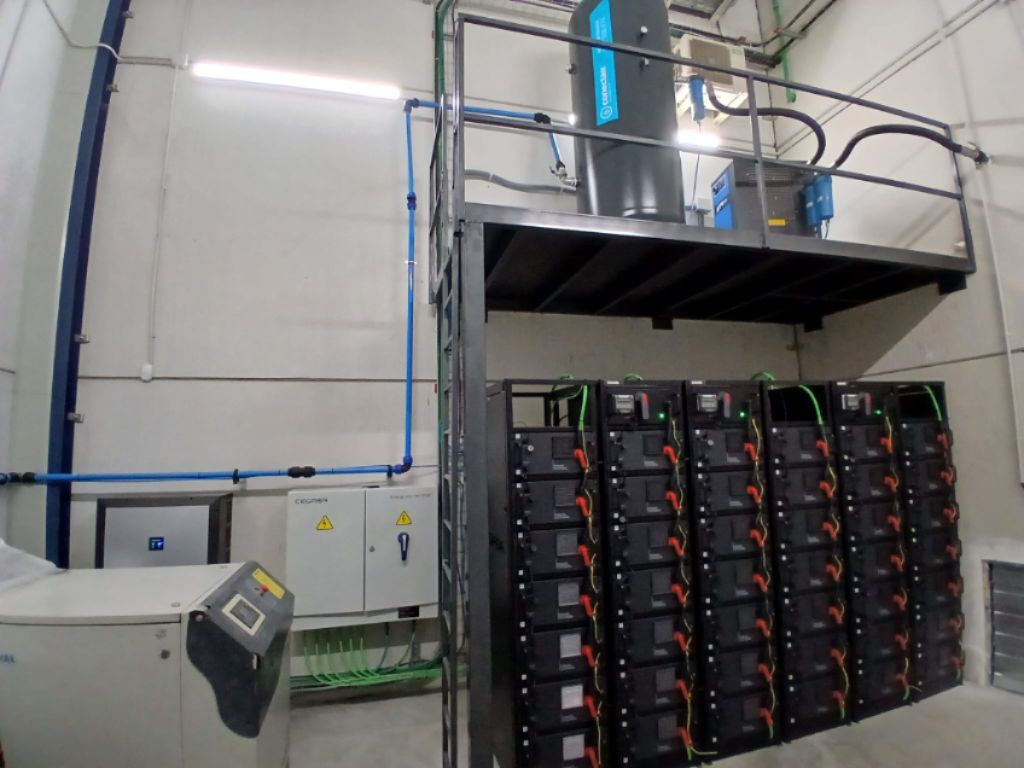 Sala de instalación del sistema BESS, con cuadro de protección en CC e inversor híbrido.