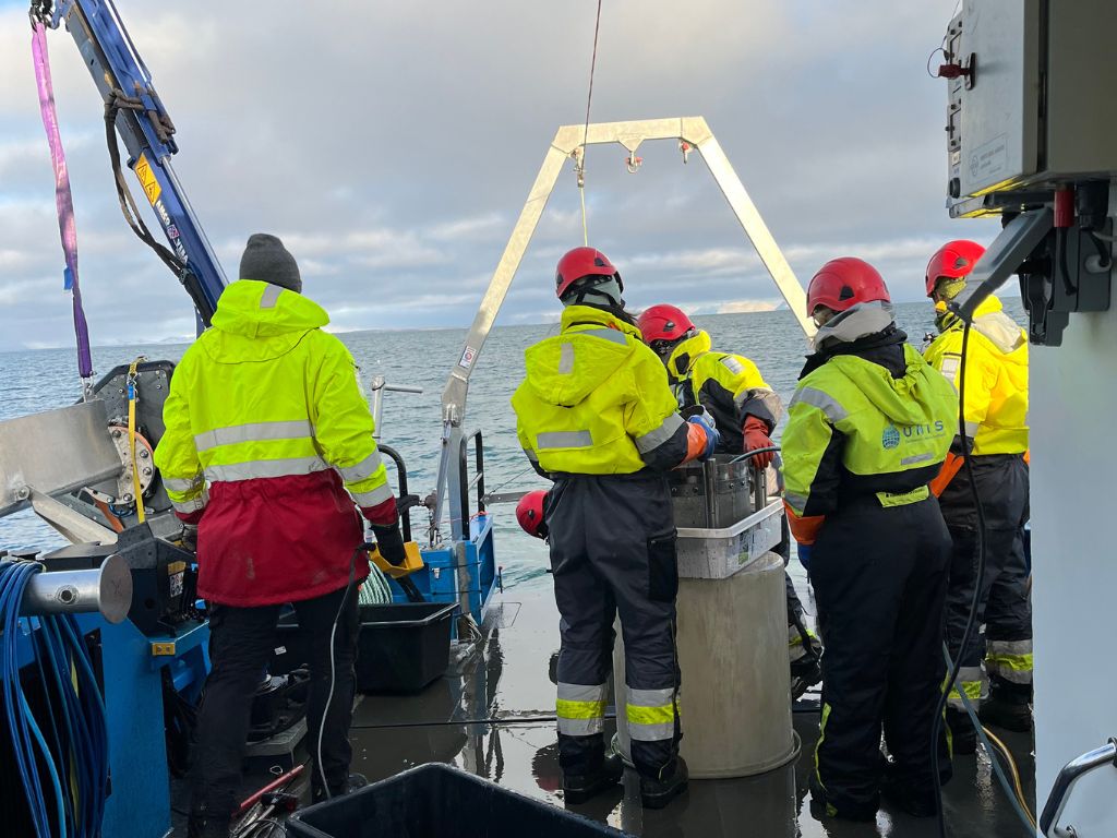 Equipo de investigación trabajando en el archipiélago de Svalbard (océano Ártico)